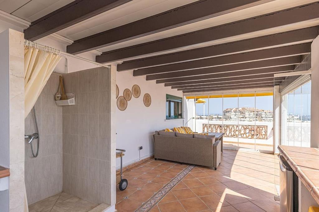 Apartment Spacious Penthouse With Spectacular Sea Views!